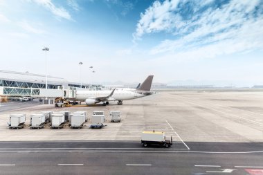 Bulutlu manzarası ve uçak Havaalanı rampa üzerinde