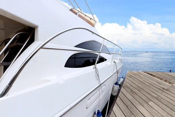 Yacht längs trägolv och skyline — Stockfoto