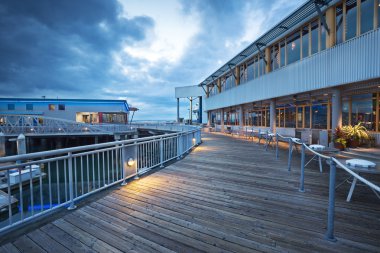 ahşap foorpath ve bina geceleri