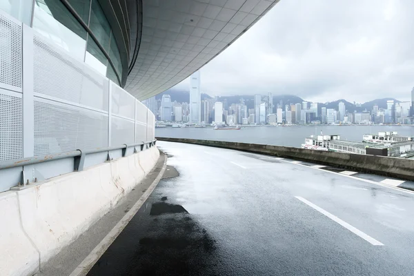 Empty road and modern buildings — Stock Photo, Image