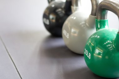 renkli kettlebells spor salonu ya da spor kulübü