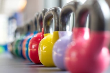 renkli kettlebells spor salonu ya da spor kulübü