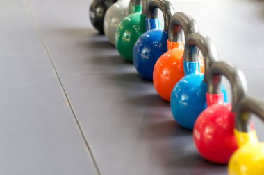renkli kettlebells spor salonu ya da spor kulübü