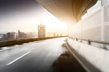 Boş yol binalar ve güneş ışığı manzarası