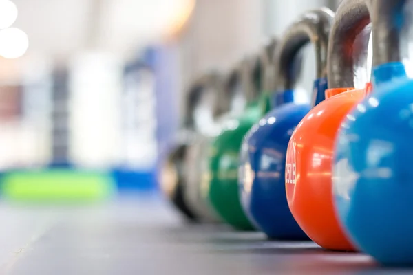 Kolorowe kettlebells w siłowni lub sport club — Zdjęcie stockowe