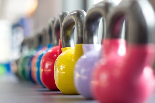 Kolorowe kettlebells w siłowni lub sport club — Zdjęcie stockowe