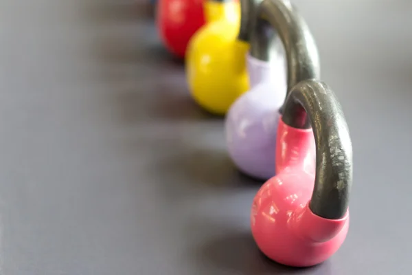Kolorowe kettlebells w siłowni lub sport club — Zdjęcie stockowe