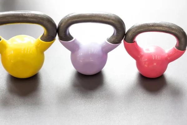 Kolorowe kettlebells w siłowni lub sport club — Zdjęcie stockowe