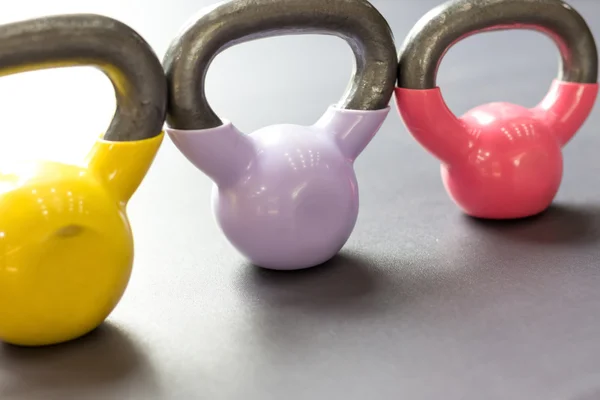 Kolorowe kettlebells w siłowni lub sport club — Zdjęcie stockowe