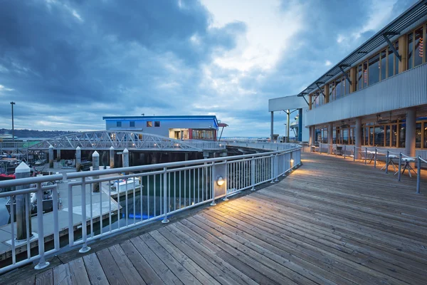 Geceleri binanın önünde ahşap köprü