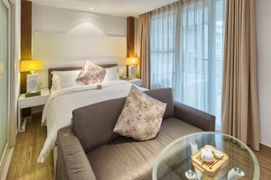 modern yatak odasında kahverengi kanepe