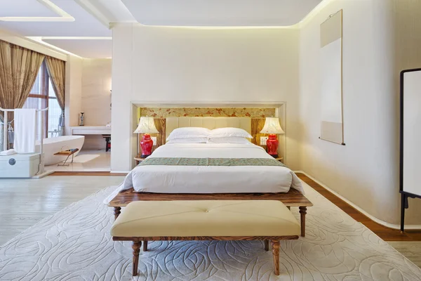 Интерьер современной спальни — стоковое фото
