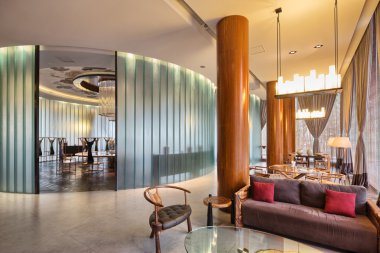 Modern oturma odasının içi.