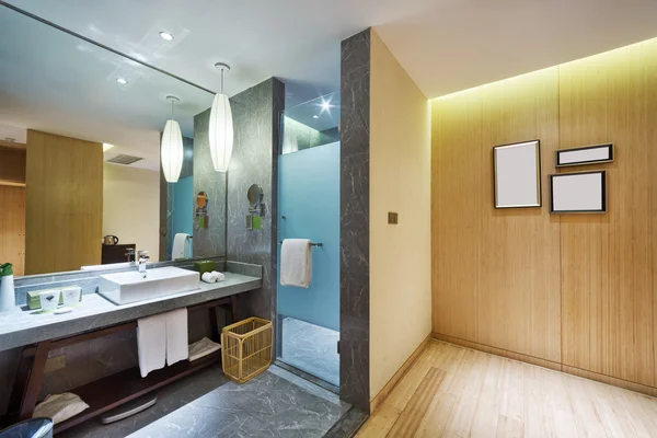 Interior de baño moderno con bañera grande — Foto de Stock