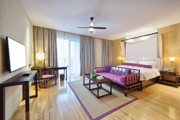 Içinin rahat yatak ve Kanepeli modern yatak odası — Stok fotoğraf