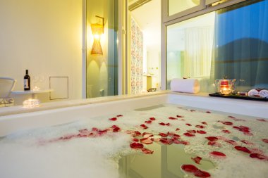 banyo küvet ve gül yaprakları ile iç 