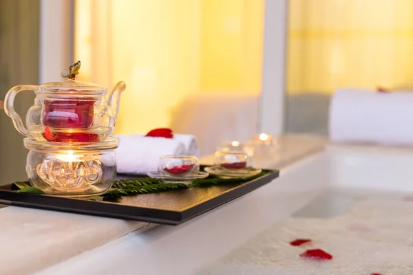 Intérieur de la salle de bain avec baignoire blanche — Photo