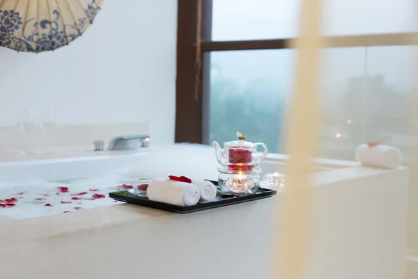 Intérieur de la salle de bain avec baignoire blanche — Photo