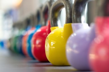Tablo renkli kettlebells astar