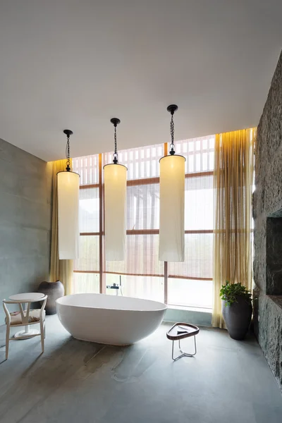 内部的现代浴室有大浴缸 — 图库照片