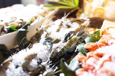 Oda yemek masada taze deniz ürünleri