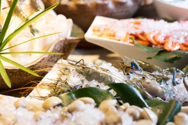 Oda yemek masada taze deniz ürünleri