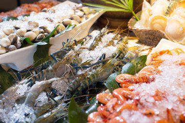 Oda yemek masada taze deniz ürünleri