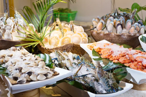 Mariscos frescos en la mesa en la sala de cocina — Foto de Stock