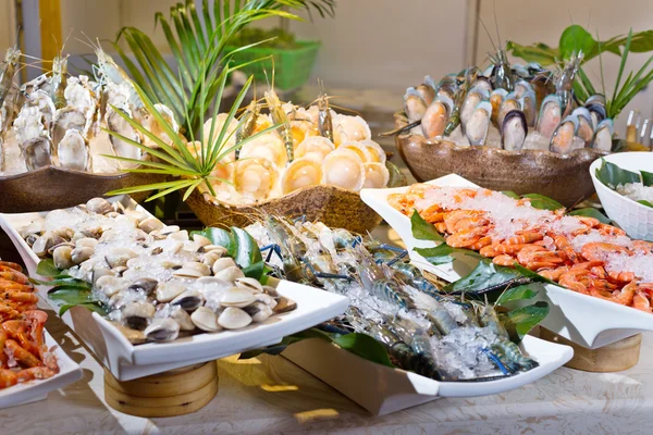 Verse zeevruchten op tafel in de keuken van de kamer — Stockfoto