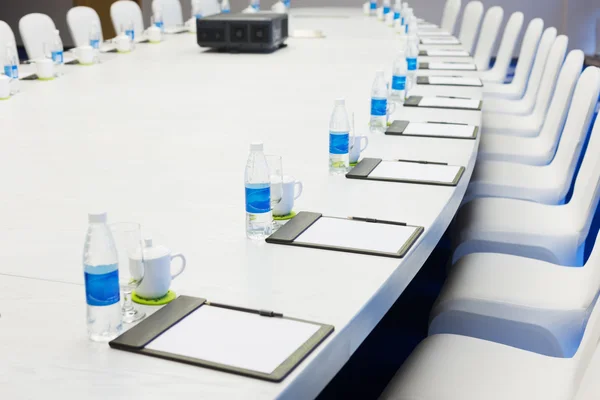 Grande table dans la salle de réunion moderne — Photo