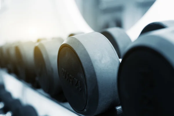 Pesas en el gimnasio moderno —  Fotos de Stock