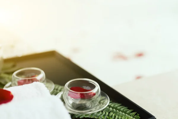 Intérieur de la salle de bain spa avec baignoire — Photo