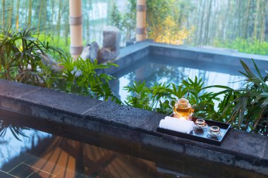 spa havuzu yakınındaki plaka üzerinde çay seti