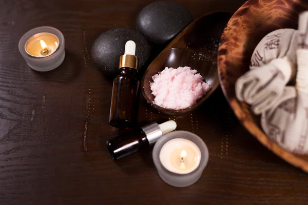 Gezonde zakken op tafel in de moderne spa kamer — Stockfoto