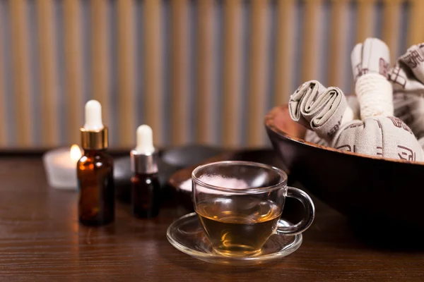 Gezonde zakken op tafel in de moderne spa kamer — Stockfoto