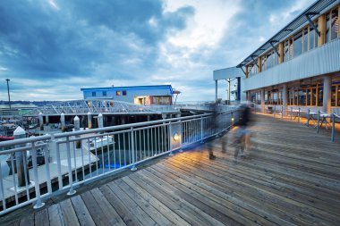 patika alacakaranlıkta eski mimari önünde