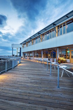 patika alacakaranlıkta eski mimari önünde