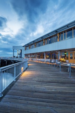 patika alacakaranlıkta eski mimari önünde