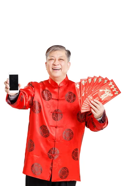 Vanha kiinalainen mies mandariinin kanssa matkapuhelimella — kuvapankkivalokuva