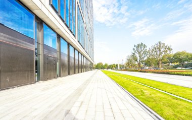 modern binanın önünde boş patika 