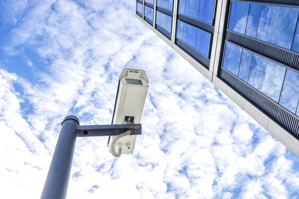 Spion auf Mast nahe modernem Gebäude — Stockfoto