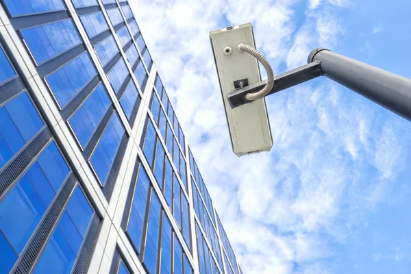 Spion op pole in de buurt van modern gebouw — Stockfoto