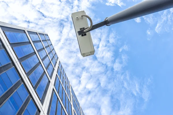 Spion op pole in de buurt van modern gebouw — Stockfoto