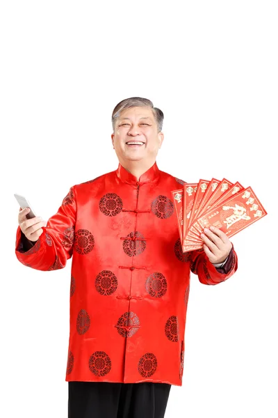 Alter chinesischer mann in mandarin mit handy — Stockfoto