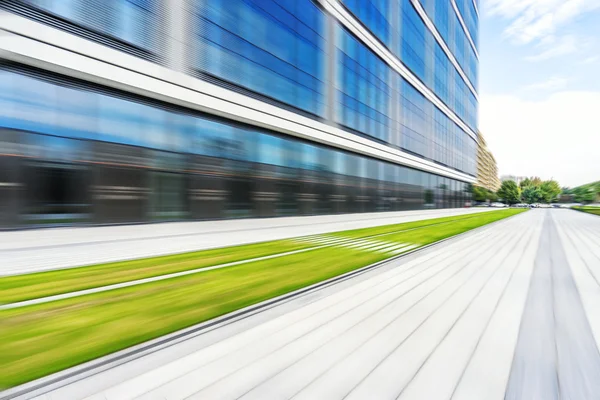 Empty footpath in front of modern building — Stock Photo, Image