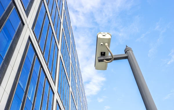 Espião no pólo perto do edifício moderno — Fotografia de Stock