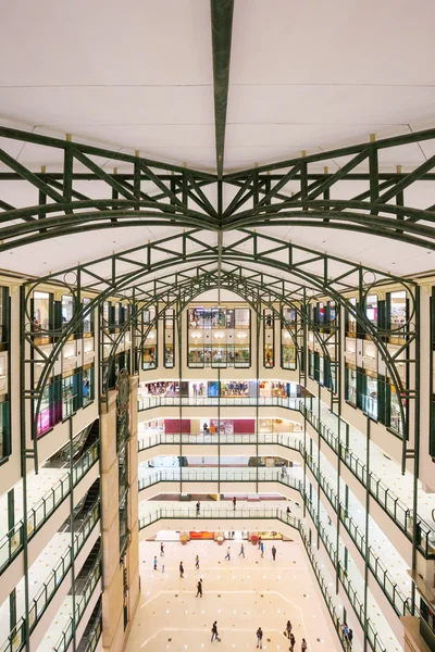 Interno di un moderno centro commerciale — Foto Stock