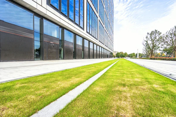 Sendero borroso fuera del edificio moderno — Foto de Stock