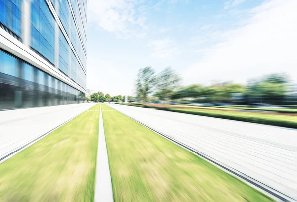 モダンな建物の歩道 outdside をぼかし — ストック写真