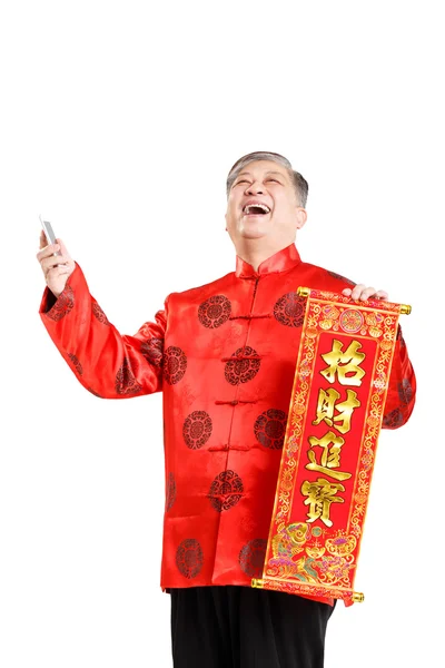 Oude Chinese man in het Mandarijn met mobiele telefoon — Stockfoto